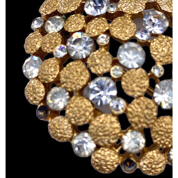 Vintage Crown Trifari Brooch Pin Encrusted Rhinestones Gold Clear Tone Round 2" - Picture 3 of 8
